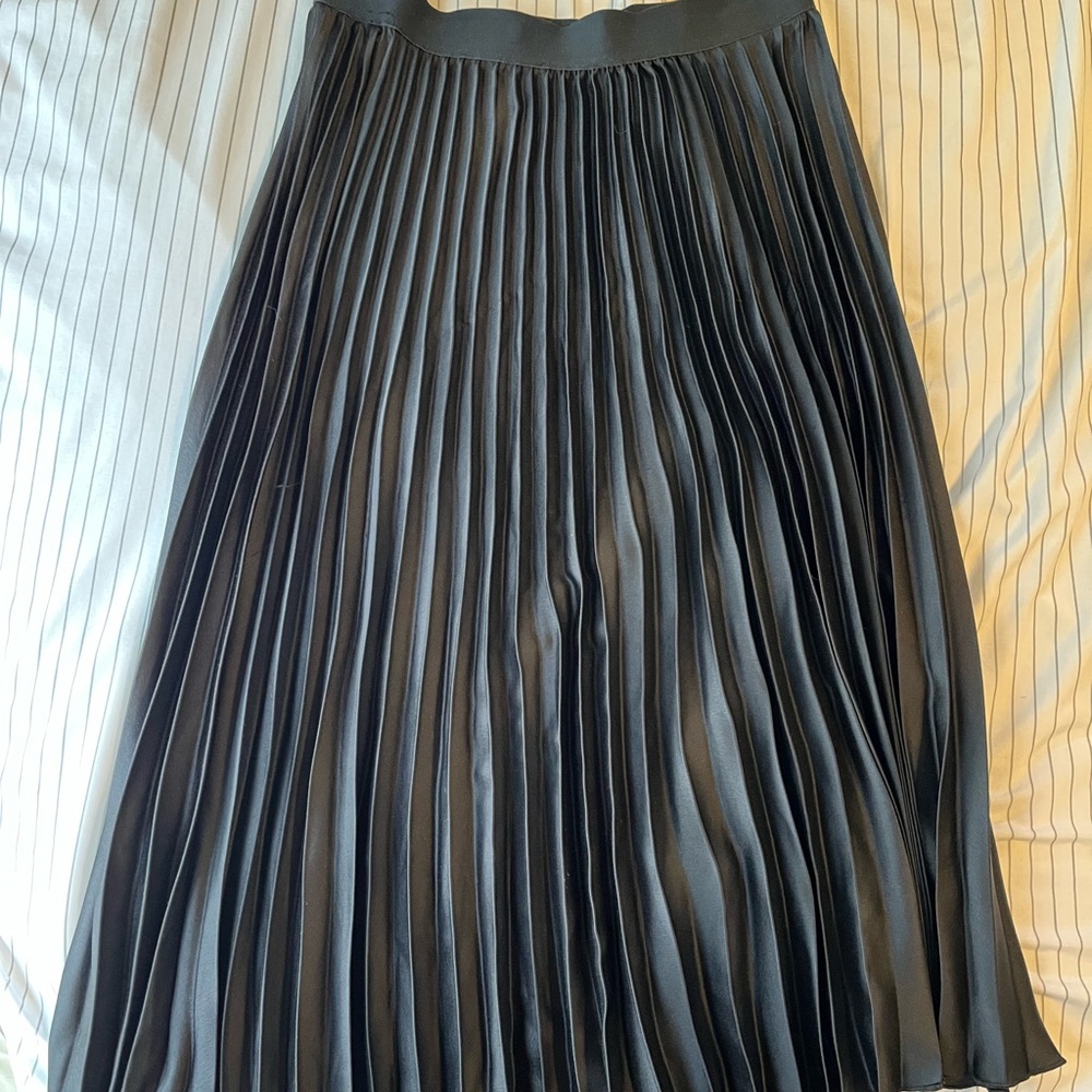 H&M black pleated skirt